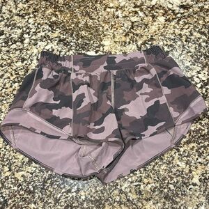 Lululemon hotty hot size 8 LR 2.5 in purple camo